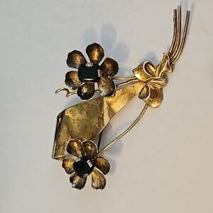 STERLING BY JORDAN Large Dbl Green Flowered Stone in Ruff Shape Goldtone Brooch